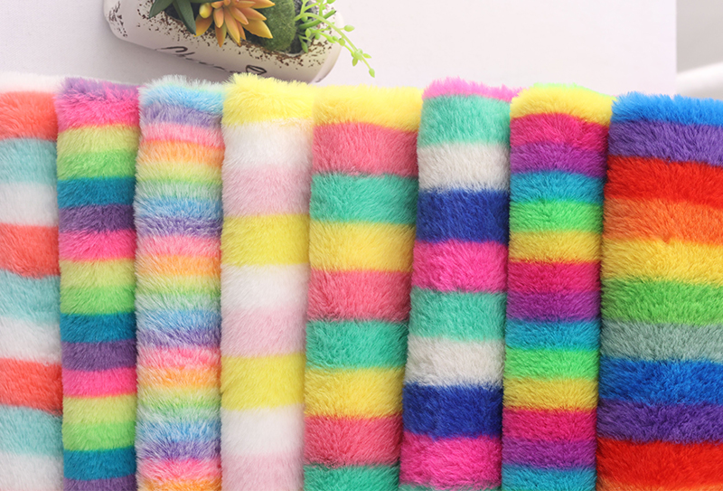 500 mg 160 cm Tessuto peluche con stampa di pelliccia di coniglio a strisce colorate