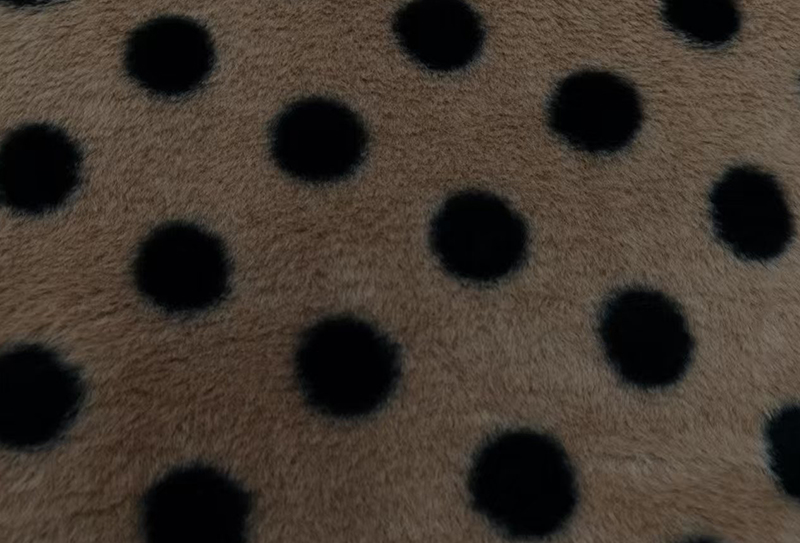 Tessuto a pois stampato in pelliccia di coniglio da 500 mg 160 cm Tessuto a pois stampato in pelliccia di coniglio da 500 mg 160 cm