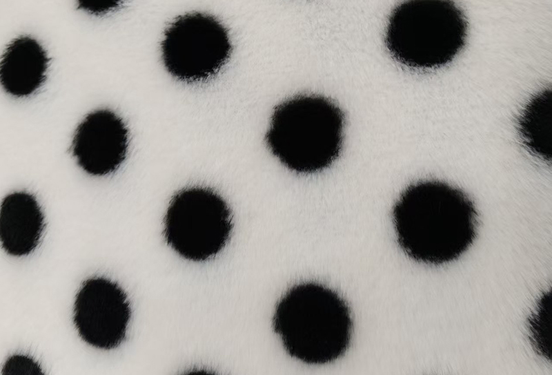 Tessuto a pois stampato in pelliccia di coniglio da 500 mg 160 cm Tessuto a pois stampato in pelliccia di coniglio da 500 mg 160 cm