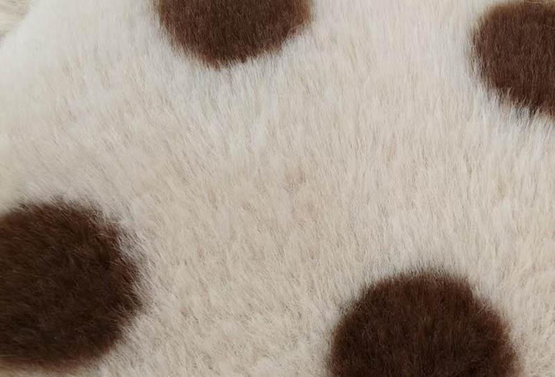 Tessuto a pois stampato in pelliccia di coniglio da 500 mg 160 cm Tessuto a pois stampato in pelliccia di coniglio da 500 mg 160 cm